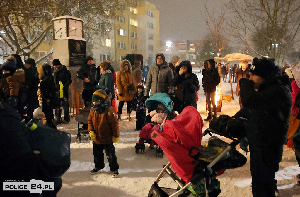 Zapalono światełka na największej choince w Policach