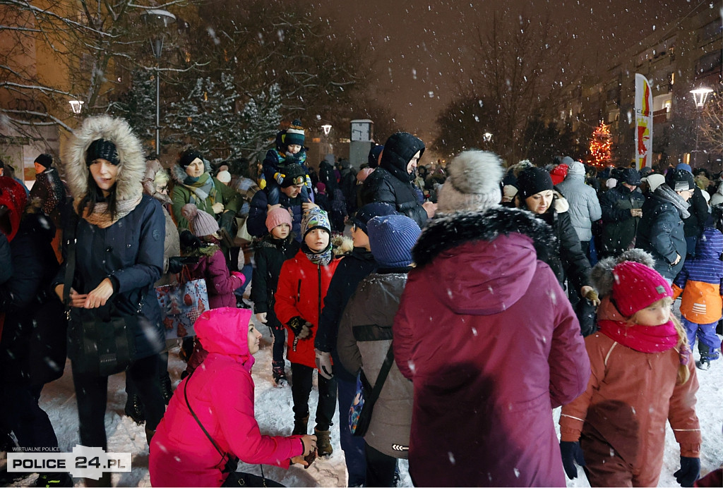 Zapalono światełka na największej choince w Policach