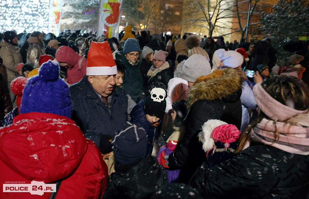 Zapalono światełka na największej choince w Policach