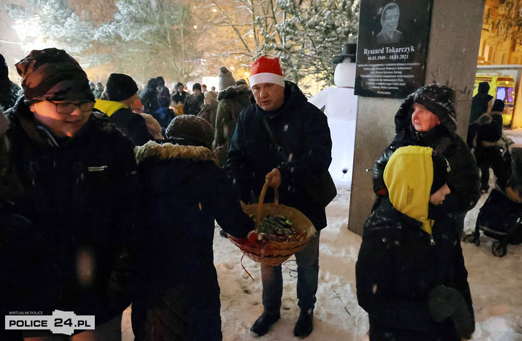 Zapalono światełka na największej choince w Policach