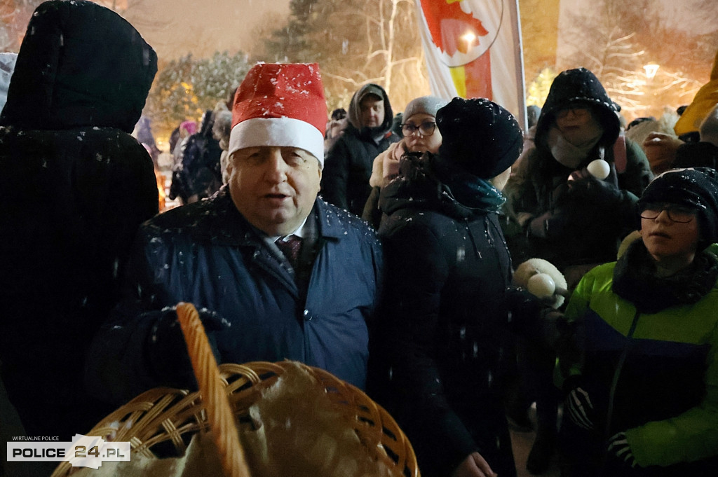 Zapalono światełka na największej choince w Policach