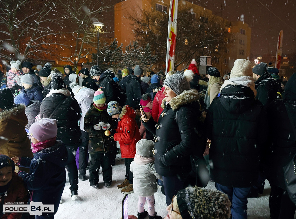 Zapalono światełka na największej choince w Policach