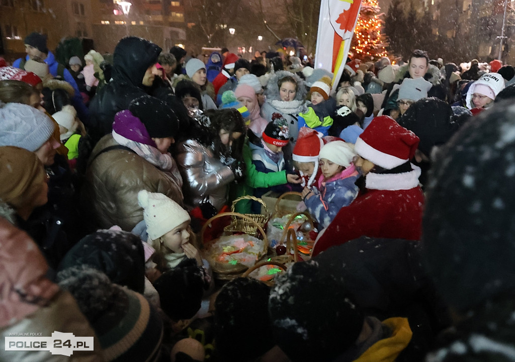 Zapalono światełka na największej choince w Policach