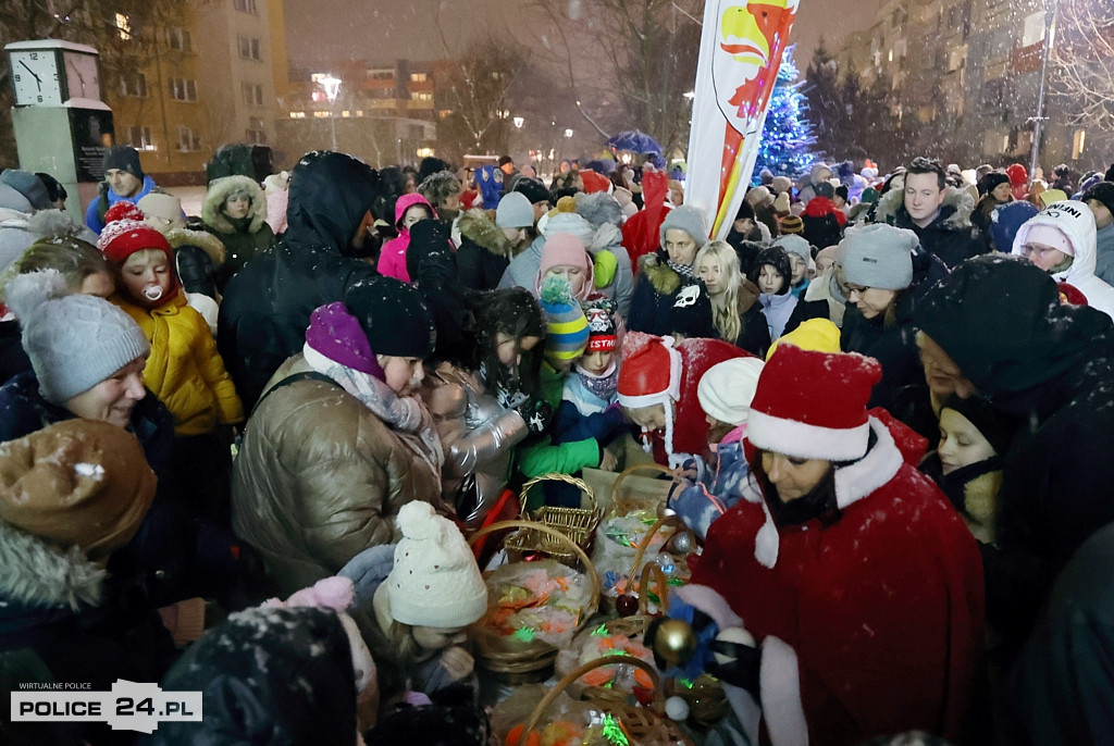 Zapalono światełka na największej choince w Policach