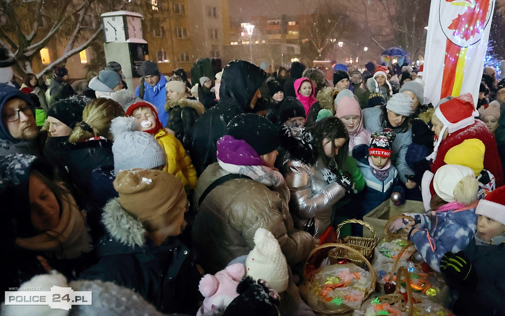 Zapalono światełka na największej choince w Policach