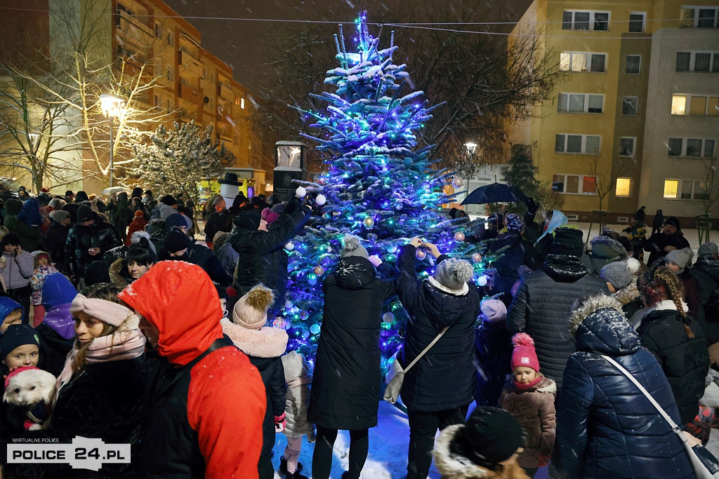 Zapalono światełka na największej choince w Policach