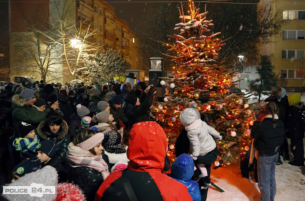 Zapalono światełka na największej choince w Policach