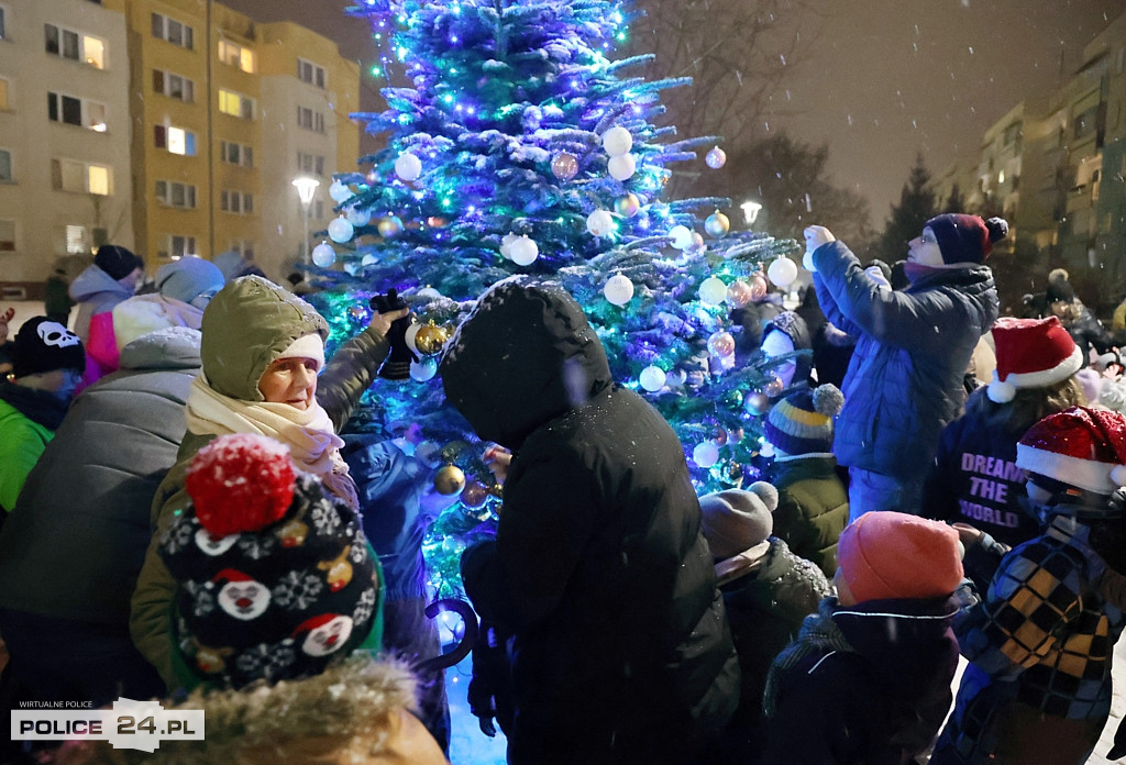 Zapalono światełka na największej choince w Policach