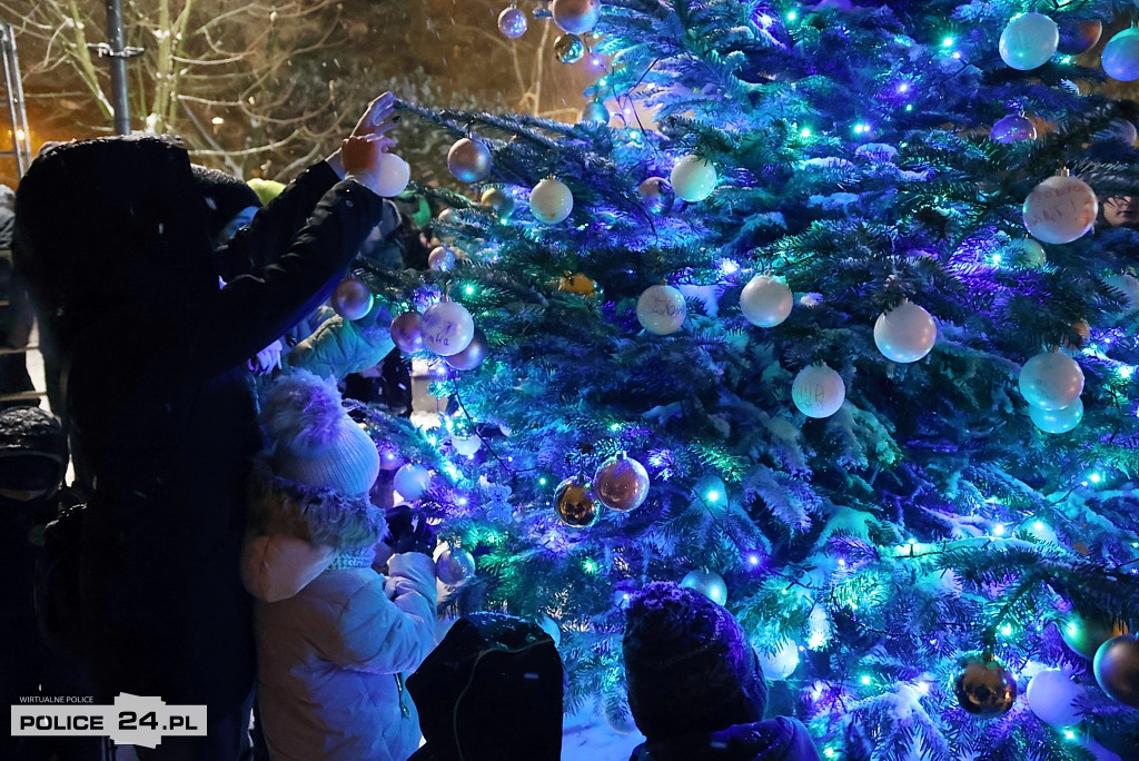 Zapalono światełka na największej choince w Policach