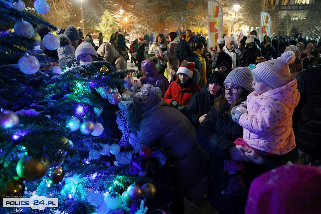 Zapalono światełka na największej choince w Policach