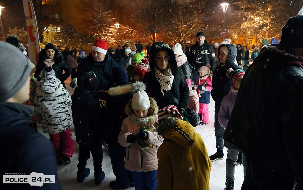 Zapalono światełka na największej choince w Policach