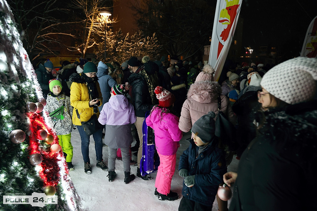 Zapalono światełka na największej choince w Policach