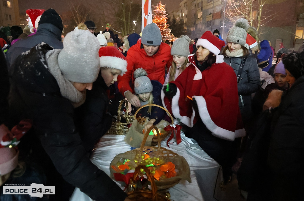 Zapalono światełka na największej choince w Policach