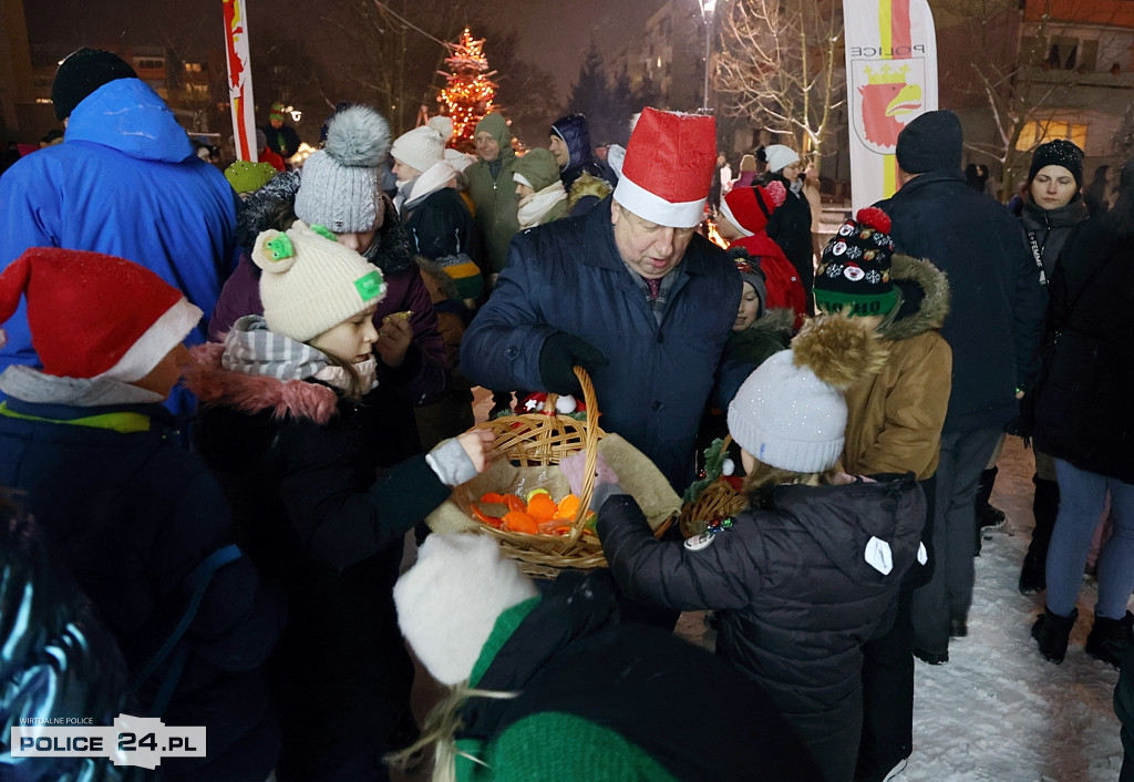 Zapalono światełka na największej choince w Policach