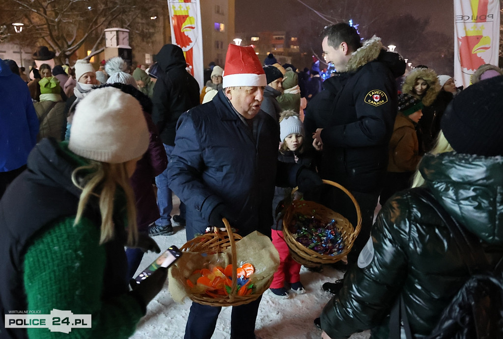 Zapalono światełka na największej choince w Policach