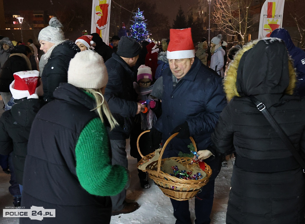 Zapalono światełka na największej choince w Policach