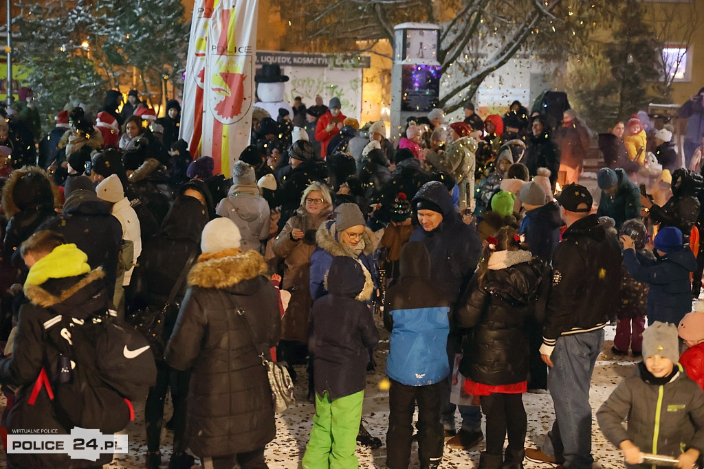 Zapalono światełka na największej choince w Policach
