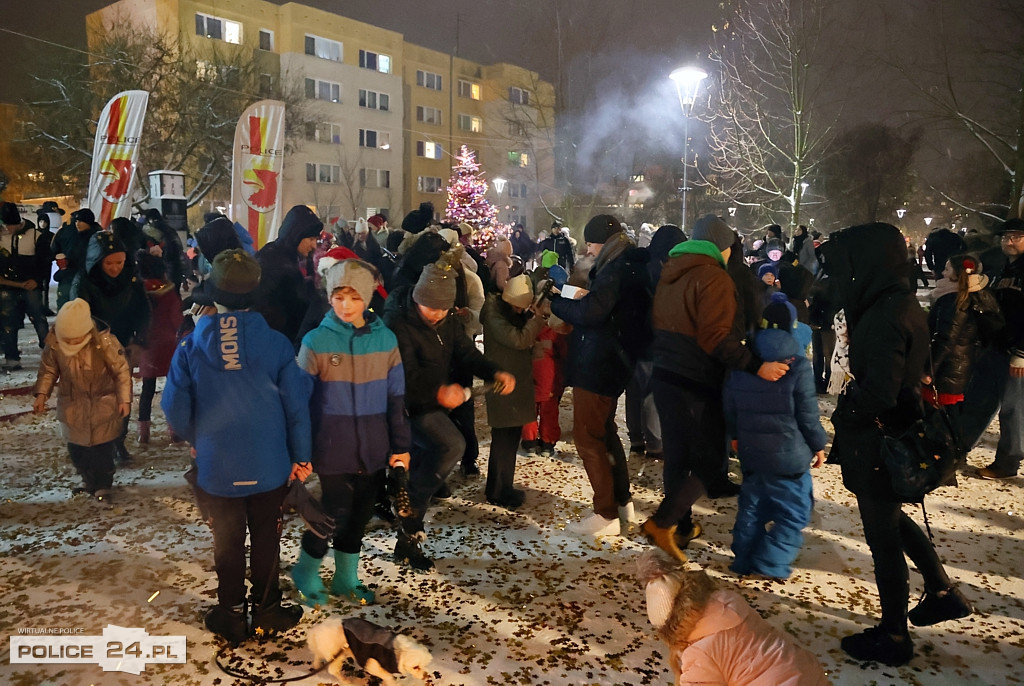 Zapalono światełka na największej choince w Policach
