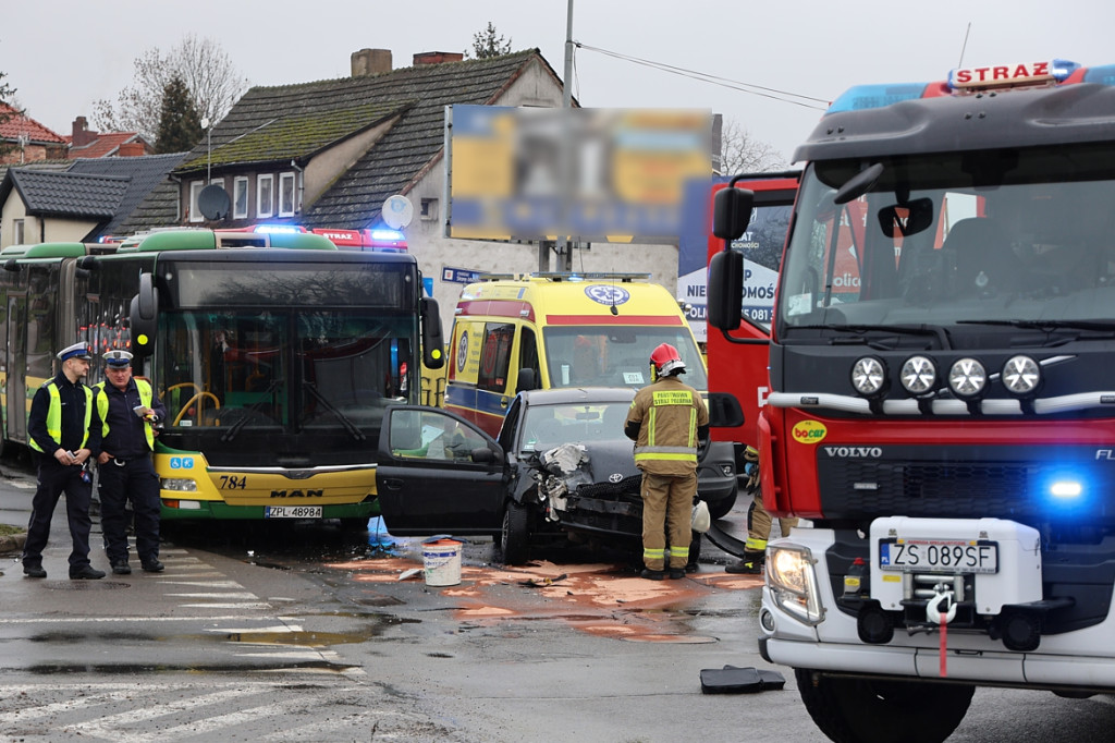 Zderzenie osobówki z autobusem komunikacji miejskiej w Policach