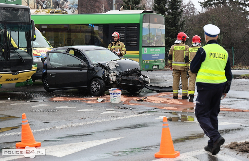 Zderzenie osobówki z autobusem komunikacji miejskiej w Policach