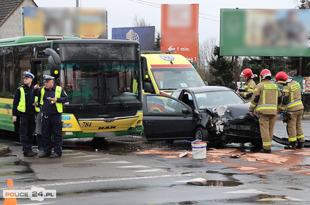 Zderzenie osobówki z autobusem komunikacji miejskiej w Policach