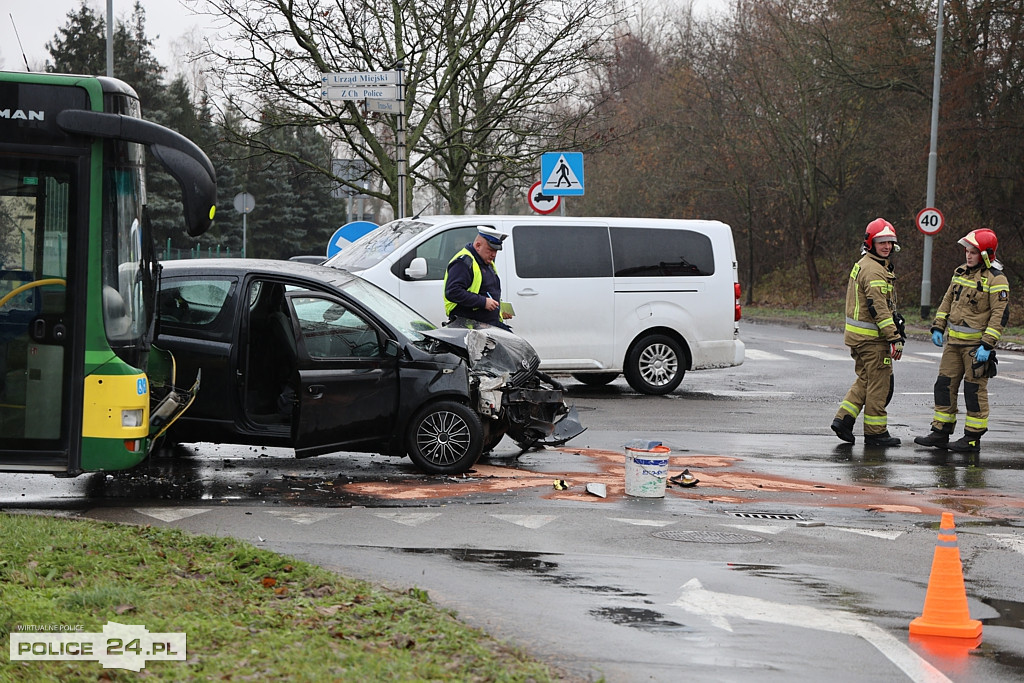 Zderzenie osobówki z autobusem komunikacji miejskiej w Policach