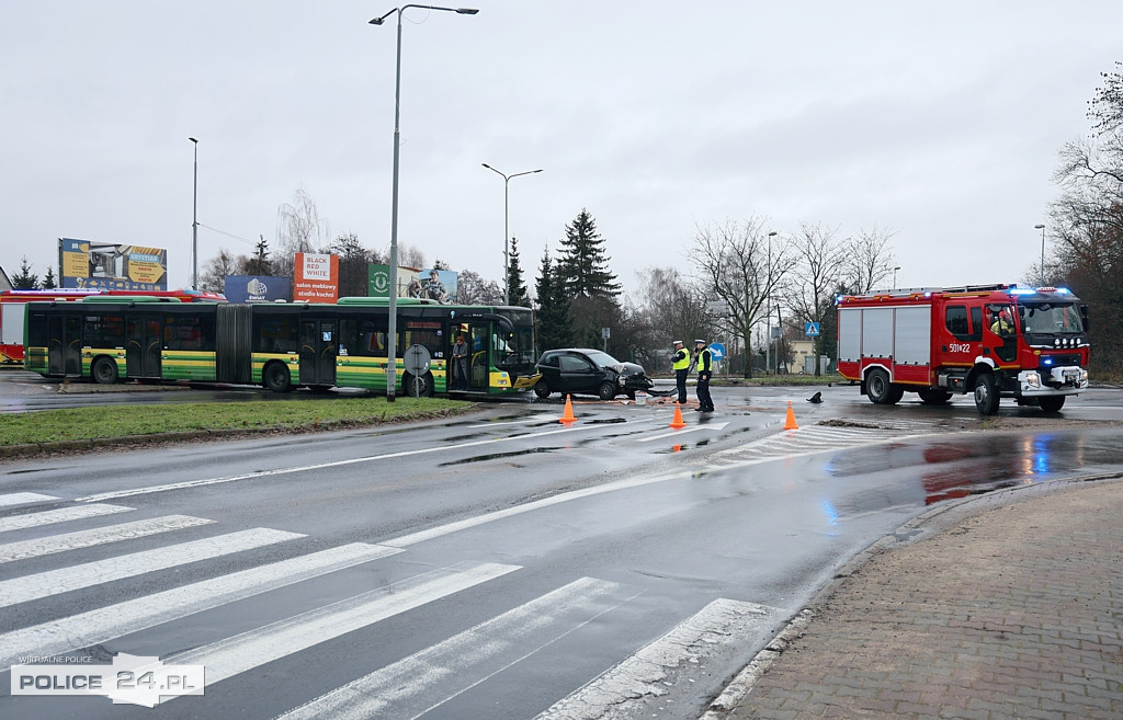 Zderzenie osobówki z autobusem komunikacji miejskiej w Policach