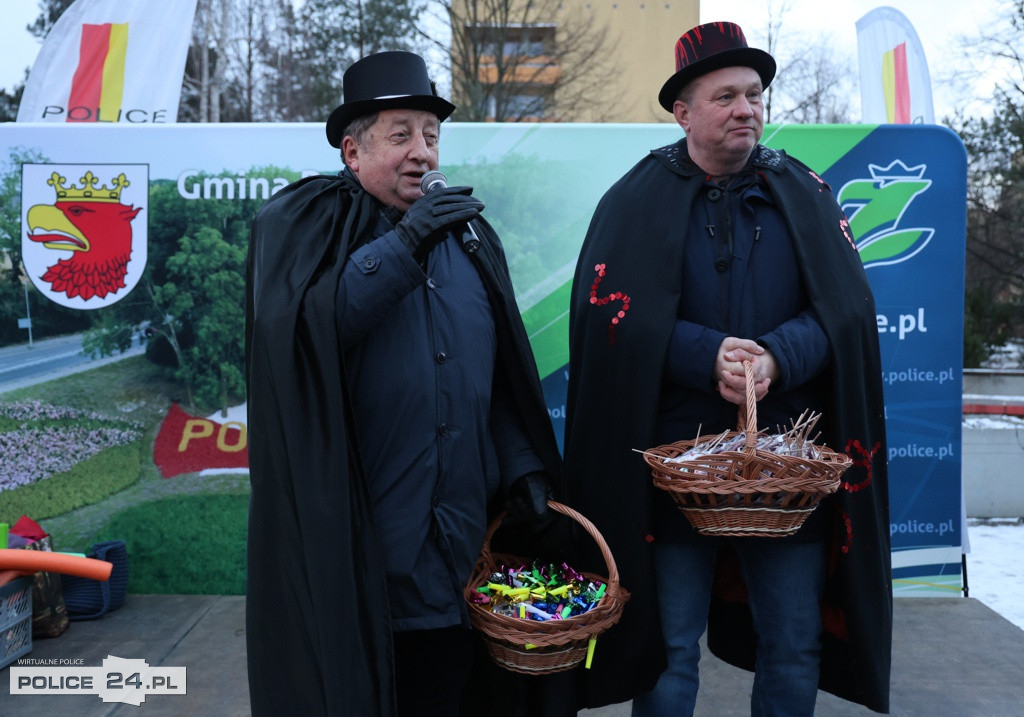 Zabawa karnawałowa, rozbieranie choinki, postacie z bajek i filmów