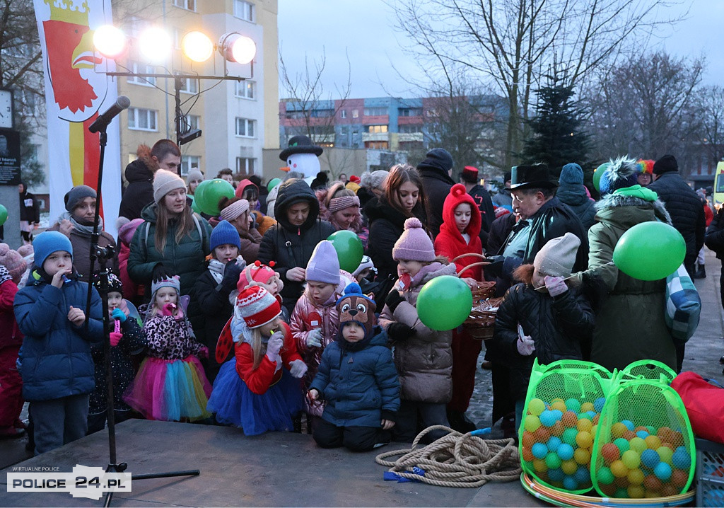 Zabawa karnawałowa, rozbieranie choinki, postacie z bajek i filmów