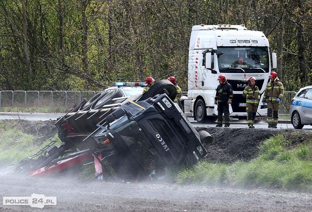 Dachowanie samochodu ciężarowego. Droga będzie zablokowana