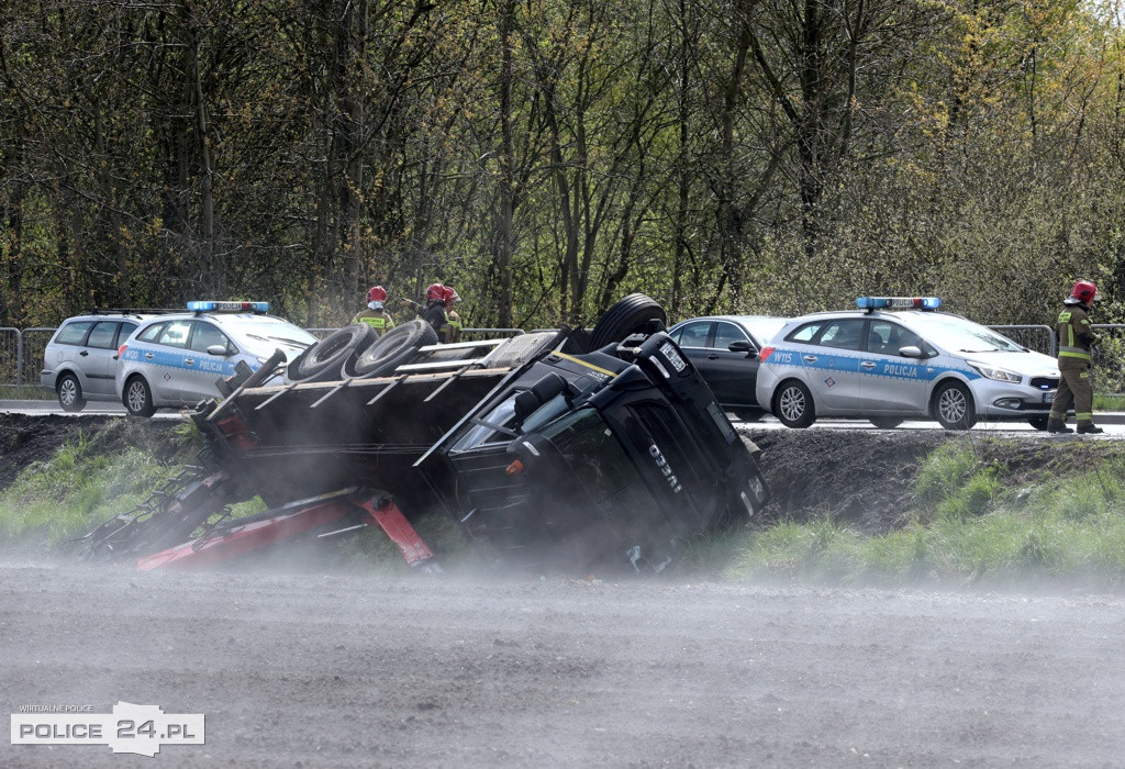 Dachowanie samochodu ciężarowego. Droga będzie zablokowana