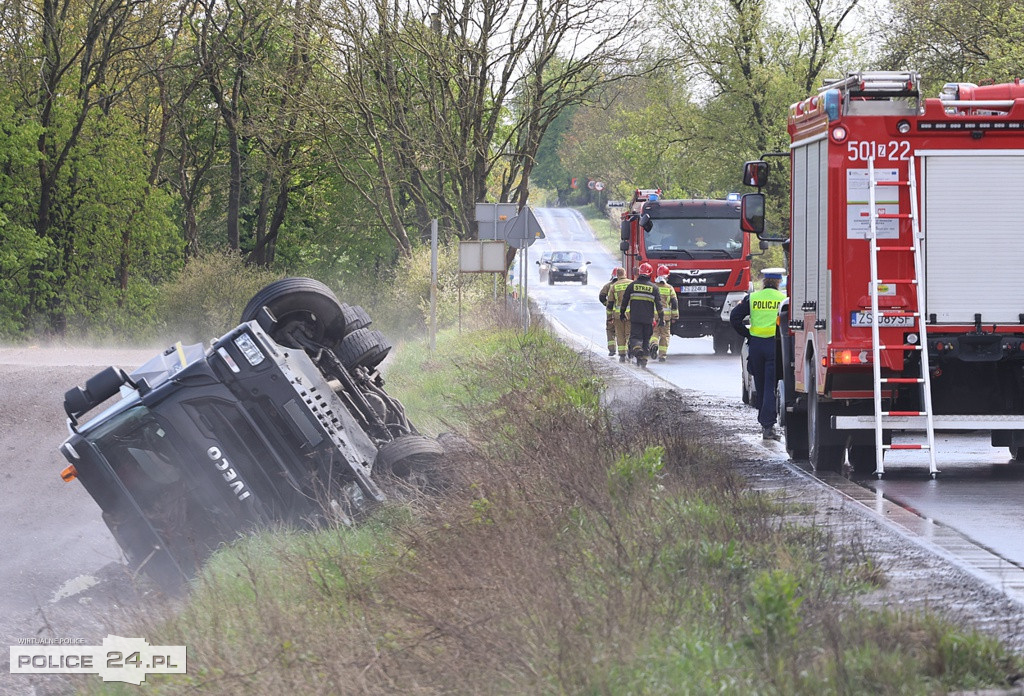 Dachowanie samochodu ciężarowego. Droga będzie zablokowana