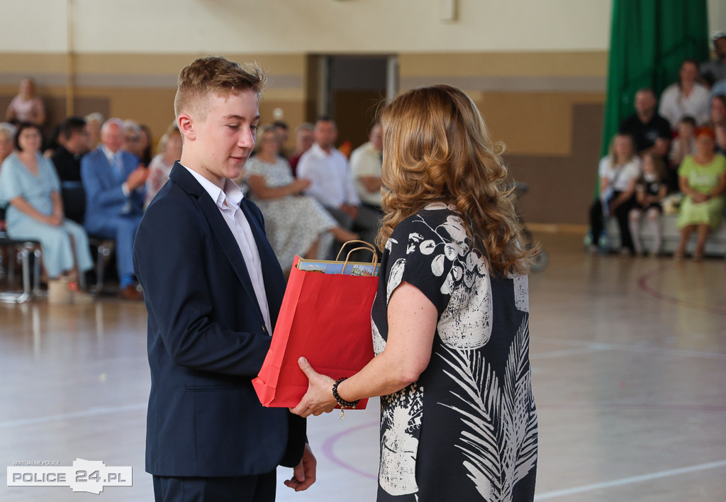 Pożegnanie klas ósmych w SP 3 i SP 8 w Policach