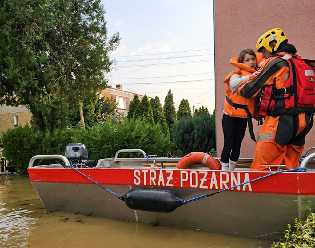 Strażacy z Polic, Tanowa i Trzebieży ewakuują ludzi, usuwają skutki powodzi