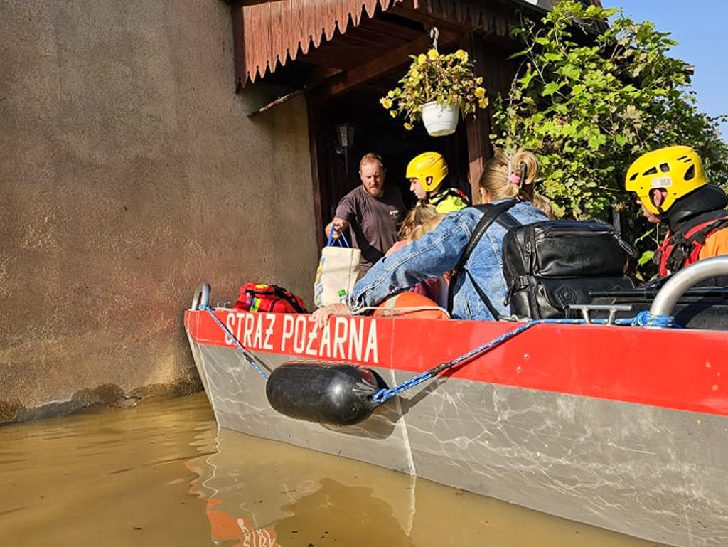 Strażacy z Polic, Tanowa i Trzebieży ewakuują ludzi, usuwają skutki powodzi