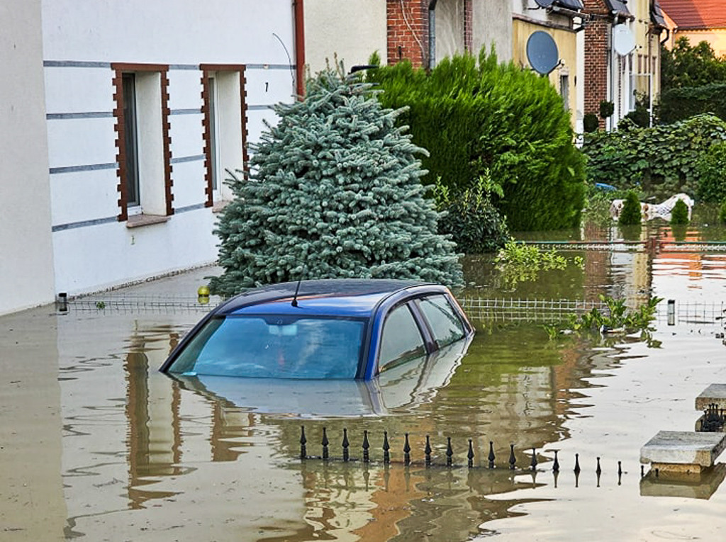 Strażacy z Polic, Tanowa i Trzebieży ewakuują ludzi, usuwają skutki powodzi