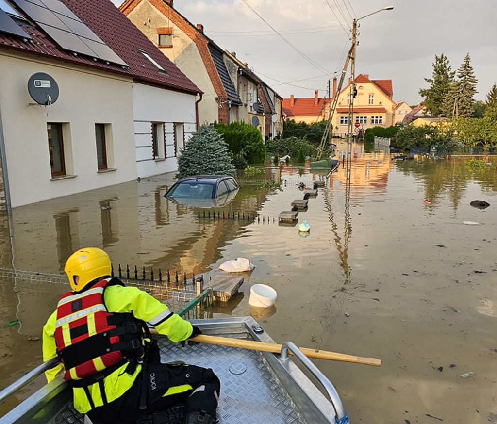 Strażacy z Polic, Tanowa i Trzebieży ewakuują ludzi, usuwają skutki powodzi