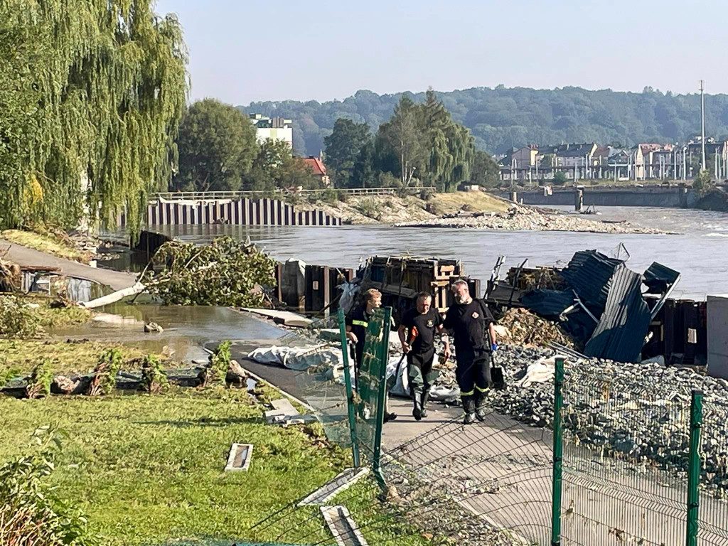 Strażacy z Polic, Tanowa i Trzebieży ewakuują ludzi, usuwają skutki powodzi