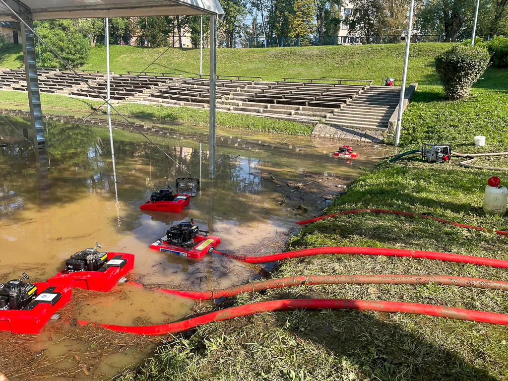 Strażacy z Polic, Tanowa i Trzebieży ewakuują ludzi, usuwają skutki powodzi