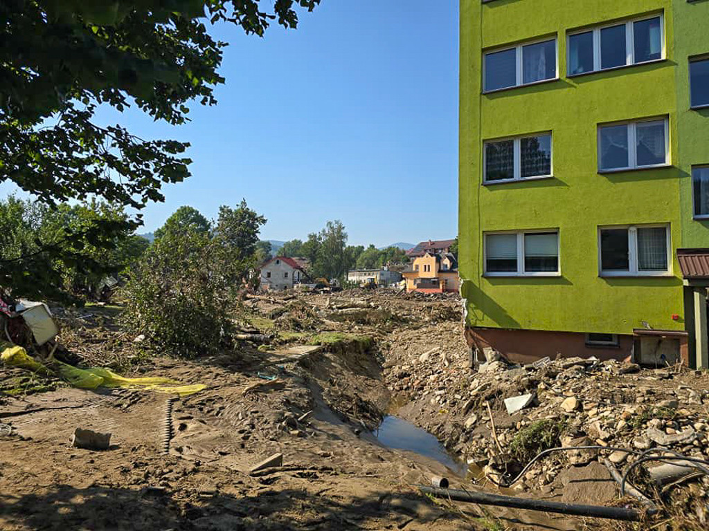 Strażacy z Polic, Tanowa i Trzebieży ewakuują ludzi, usuwają skutki powodzi