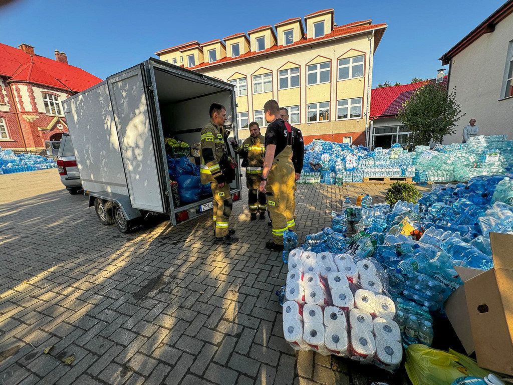 Strażacy z Polic, Tanowa i Trzebieży ewakuują ludzi, usuwają skutki powodzi