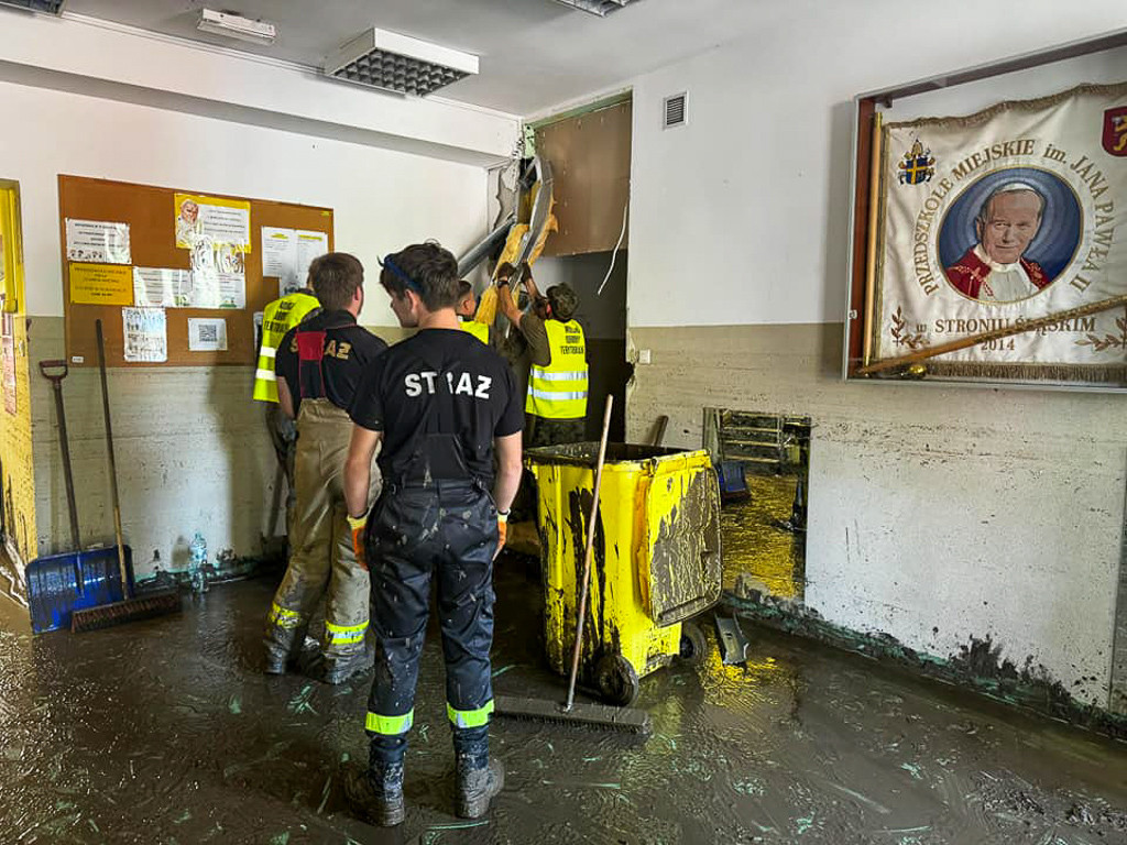 Strażacy z Polic, Tanowa i Trzebieży ewakuują ludzi, usuwają skutki powodzi