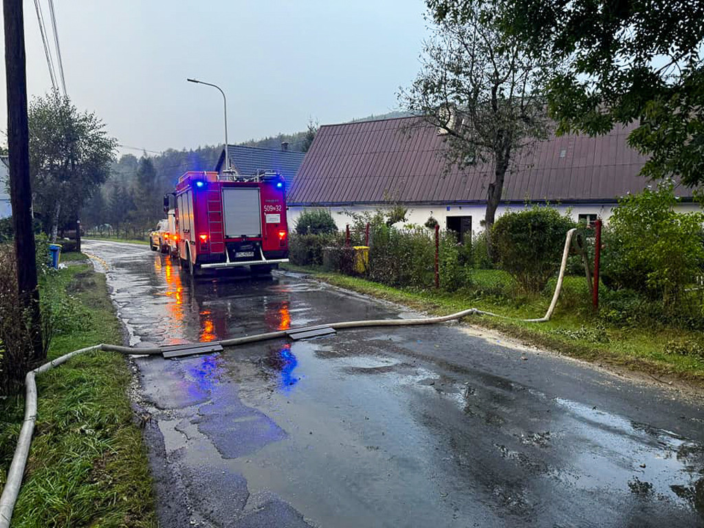 Strażacy z Polic, Tanowa i Trzebieży ewakuują ludzi, usuwają skutki powodzi