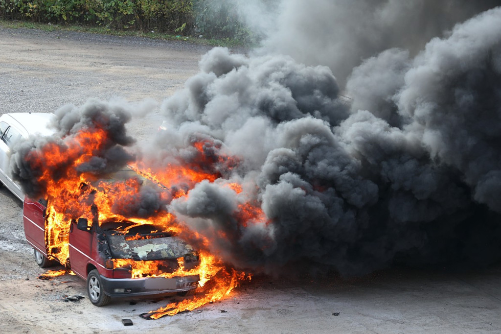 Pożar samochodu na parkingu przy ul. Siedleckiej [foto]