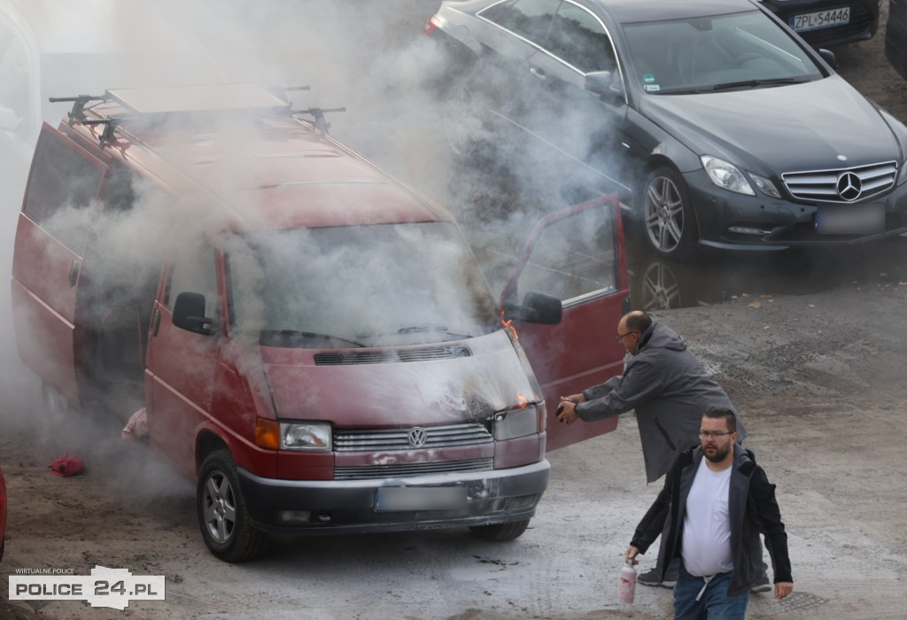 Pożar samochodu na parkingu przy ul. Siedleckiej [foto]