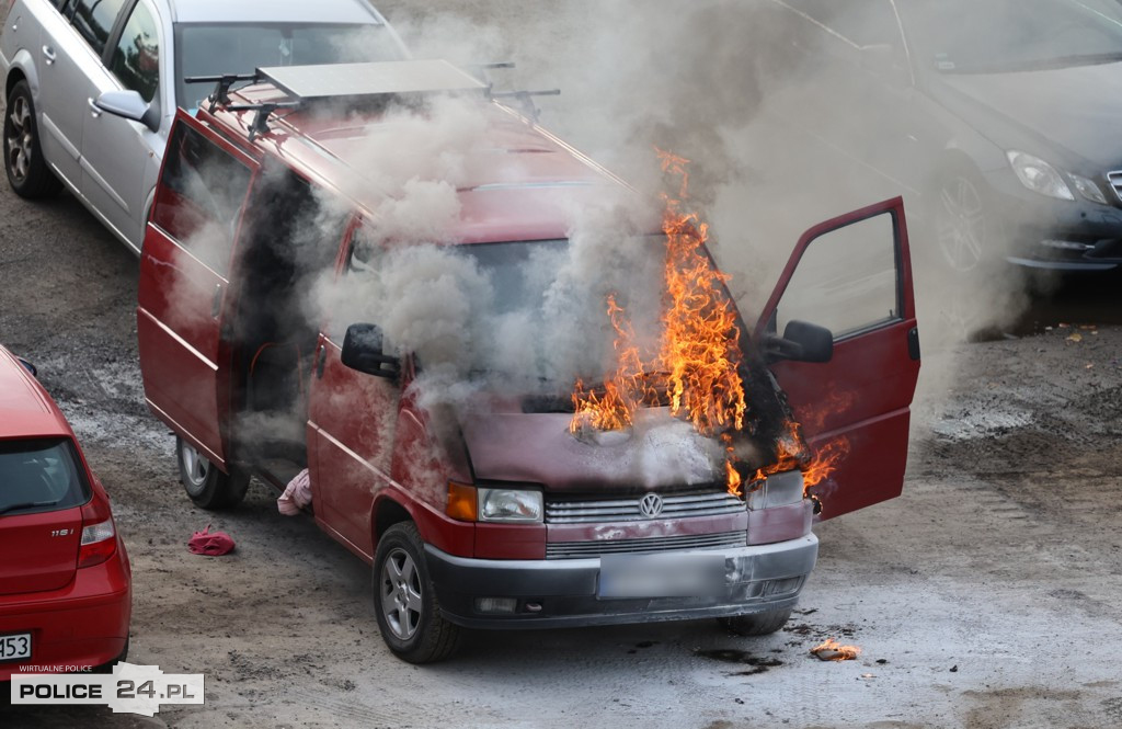 Pożar samochodu na parkingu przy ul. Siedleckiej [foto]