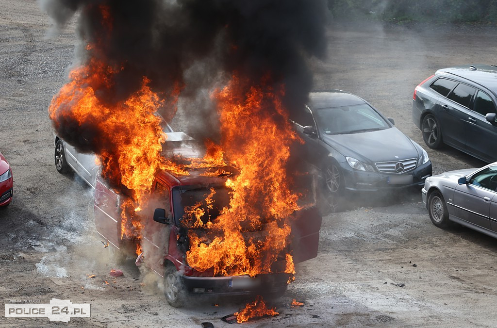 Pożar samochodu na parkingu przy ul. Siedleckiej [foto]