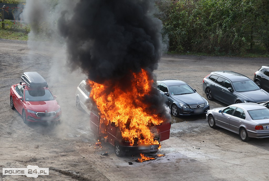 Pożar samochodu na parkingu przy ul. Siedleckiej [foto]