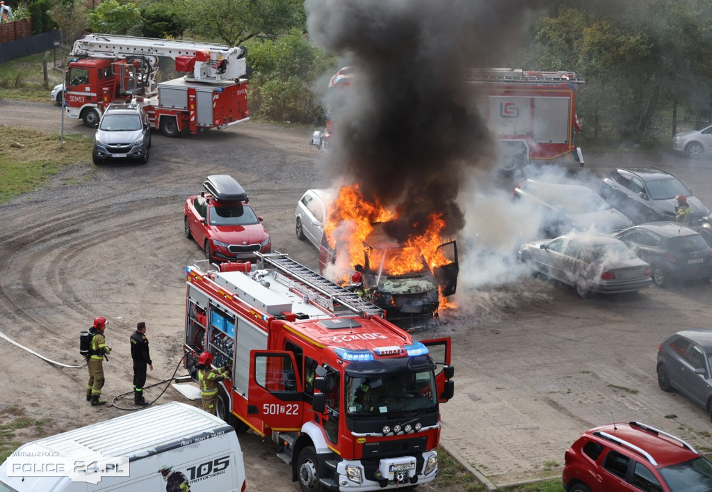 Pożar samochodu na parkingu przy ul. Siedleckiej [foto]