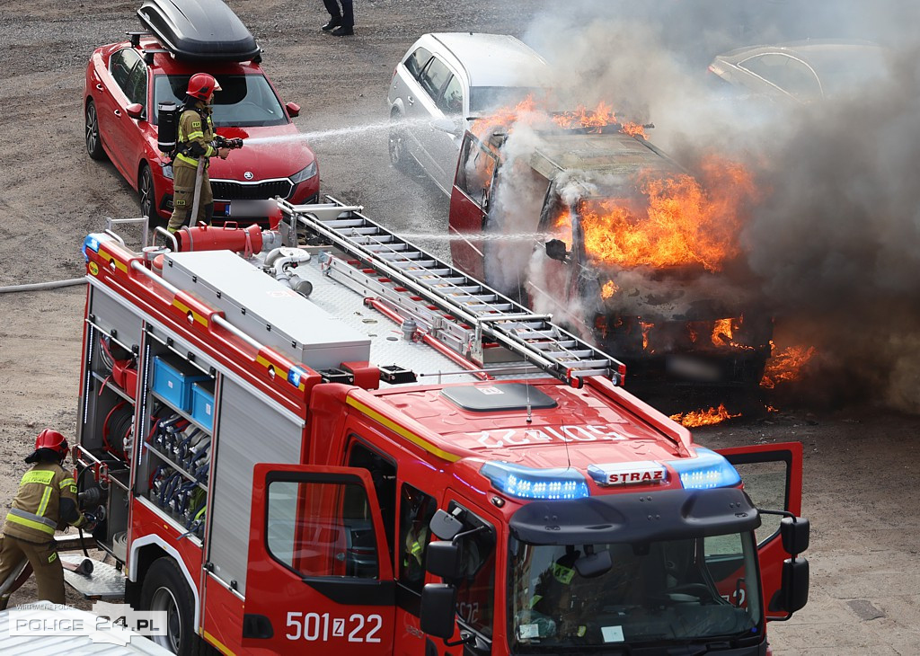 Pożar samochodu na parkingu przy ul. Siedleckiej [foto]